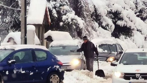 SNEG, LED I HAOS NA PUTEVIMA: Jedan trik sa menjačem može vam pomoći da se iščupate iz zavejanog parkinga
