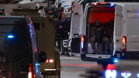 ОСВАНУЛЕ НОВЕ ФОТОГРАФИЈЕ МАДУРА: Њега и његову жену воде на суђење (ФОТО)