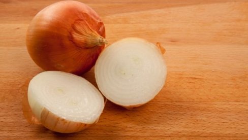 НА БАДЊИ ДАН ПРЕСЕЦИТЕ ЦРНИ ЛУК НА 12 ДЕЛОВА: Ујутру стиже битна вест