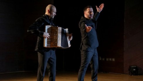 СУЂЕНО НАМ ЈЕ ТАКО БИЛО: Млади певач са Ацом Софронијевићем музички оголио душу (ФОТО)