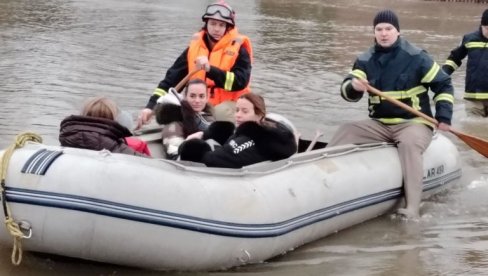 ПОПЛАВЕ КОД ЉУБОВИЈЕ: Спасено девет људи (ФОТО)