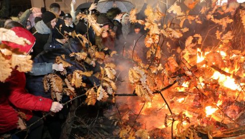 TRADICIONALNO PALJENJE BADNJAKA U SMEDEREVU: Svečano na Badnje veče na gradskom trgu u Smederevu