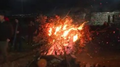 BOG JE SA SRBIMA NA KOSOVU I METOHIJI: U manastiru Banjska obeleženo Badnje veče (VIDEO)