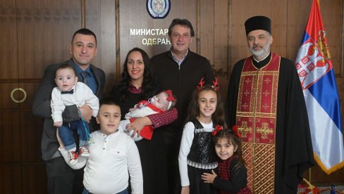 "OVO JE PORODICA KOJA ZASLUŽUJE DIVLJENJE I POŠTOVANJE": Ministar Gašić na božićnom ručku ugostio sedmočlanu porodicu pripadnika VS
