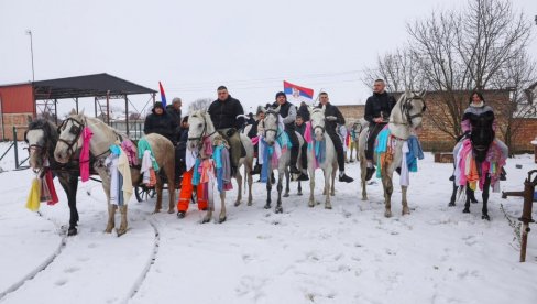 ТРАДИЦИОНАЛНО ЈАХАЊЕ КОЊА НА БОЖИЋ: У галопу су јурили сеоским улицам