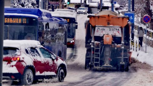 TRAMVAJI NA DORĆOLU BLOKIRANI ZBOG BAHATIH VOZAČA: Parking servis uklanja vozila, nema većih zastoja u Beogradu