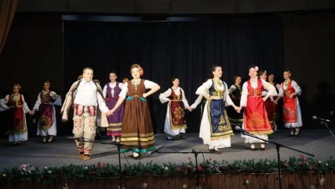 ЦЕЛА МЕЂА У РАЗИГРАНО КОЛО СТАЛА: Лепа традиција за почетак године