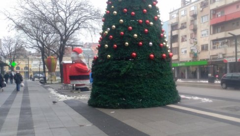 “OPLJAČKANA“ JELKA: Nepoznati kradljivci odneli preko 50 lampiona