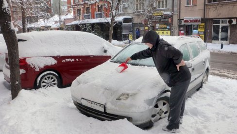 УПОЗОРЕЊЕ: Ово је најгора ствар коју можете да урадите свом аутомобилу кад је напољу дебели минус
