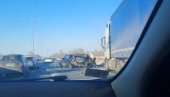 НЕСРЕЋА НА МОСТУ БЕШКА: Сударили се комби и ауто у ком је било троје деце
