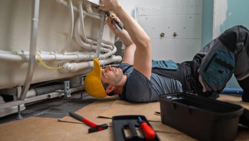 ЗА 900 ЕВРА РАДИМ ЦЕО МЕСЕЦ, А МАЈСТОР МИ ТРАЖИ 700 ЗА САТ ВРЕМЕНА: Хитна поправка цеви запалила интернет