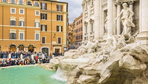 ŠOK SNIMAK IZ RIMA: Turisti besni zbog onoga što se desilo kod popularne fontane (VIDEO)
