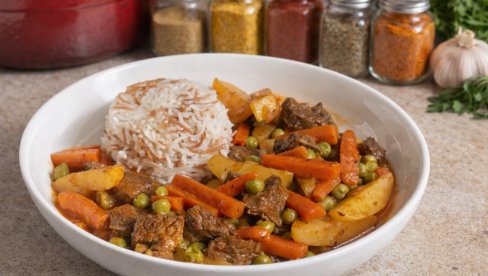 ДОМАЋИ ГУЛАШ СА ПОВРЋЕМ И ТИМИЈАНОМ: Један лонац, пуно укуса