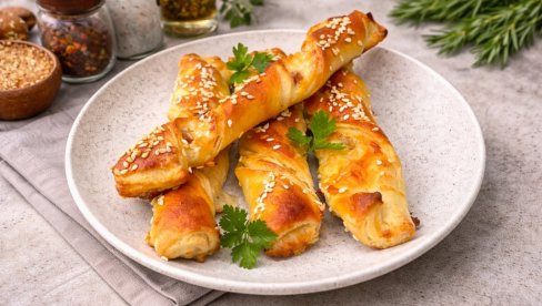 SLANI ŠTAPIĆI SA SLANINOM I KAČKAVALJEM: Mekani iznutra, a spolja prijatno hrskavi!