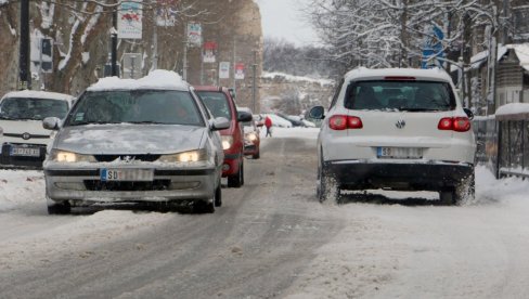 AMSS UPOZORAVA, VOZAČI OPREZ: Otežani uslovi vožnje zbog snežnih padavina i poledice
