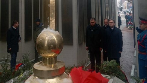 PORFIRIJE PREDVODI LITURGIJU POVODOM DANA REPUBLIKE: Predstavnici Srpske i Srbije položili vence na novi spomenik palim borcima