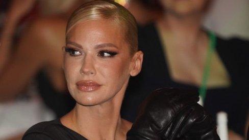 БЕЗ ДОЊЕГ ВЕША: Наташа Беквалац у најпровокативнијем издању - певачица оставља без даха, изрези открили савршено тело (ФОТО)