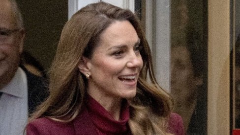 КЕЈТ СЕ ПОЈАВИЛА У ЈАВНОСТИ, ДАН ПРЕД СВОЈ 44. РОЂЕНДАН; Ово одело би обукла свака жена од стила! (ФОТО)