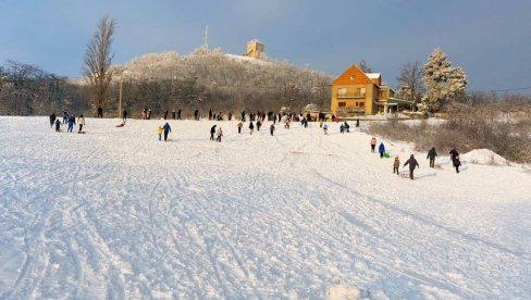 ZIMSKA IDILA U VRŠCU: Fasade obojene snežnim detaljima, na bregu sankanje (FOTO)