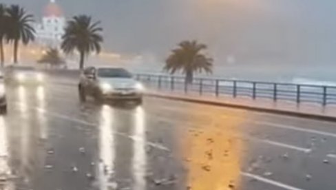 RIBE PADALE SA NEBA U NICI: Apokaliptični prizor - vozači ih uklanjali brisačima, građani se štitili kišobranima (FOTO)