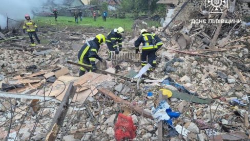 СТРАВИЧНЕ ПОСЛЕДИЦЕ НАКОН УДАРА "ОРЕШНИКА": Украјинске службе показале делове ракете, место тотално разорено (ФОТО)