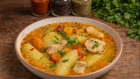 КРОМПИР ПАПРИКАШ СА ЋУРЕЋИМ МЕСОМ: Укусан, домаћи и заситан ручак