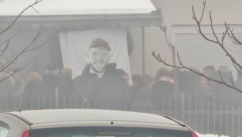 САХРАНА СРПСКОГ ХЕРОЈА СТЕФАНА ИВАНОВИЋА: Најближи се окупили да му одају почаст (ФОТО/ВИДЕО)