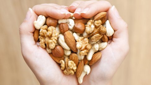 КОЛИКО ОРАШАСТИХ ПЛОДОВА МОЖЕМО ДА ПОЈЕДЕМО ДНЕВНО? Након ове количине се саветује опрез