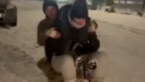 РЕЦИ МУ ДА УСПОРИ Младен Мијатовић објавио снимак несреће код Краљева: Девојке пале са санки, аутомобил прешао преко њих