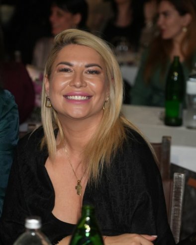 ДЕА ЂУРЂЕВИЋ ПО ПРВИ ПУТ О ТРУДНОЋИ И ВЕРЕНИКУ: То је љубав из средње школе