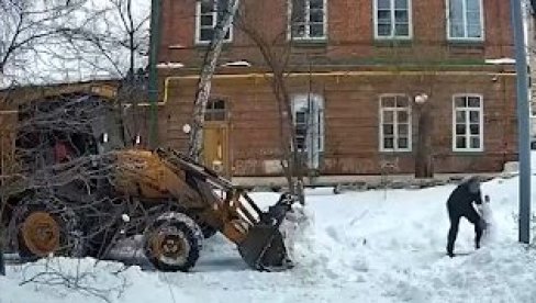 НЕ НОСЕ СВИ ХЕРОЈИ ОГРТАЧЕ: Човек спасао Снешка Белића и постао звезда (ВИДЕО)