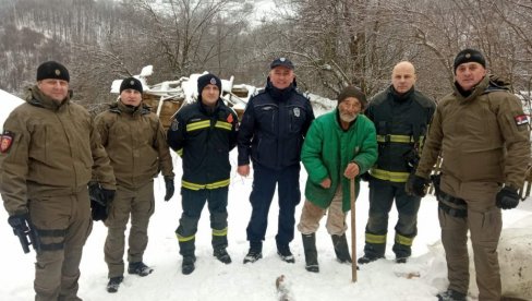 ZBRINUT MUŠKARAC (82) KOJI JE DANIMA BIO BEZ HRANE, TERAPIJE I OGREVA: Policijski službenici PU Bor izveli uspešnu akciju (FOTO)
