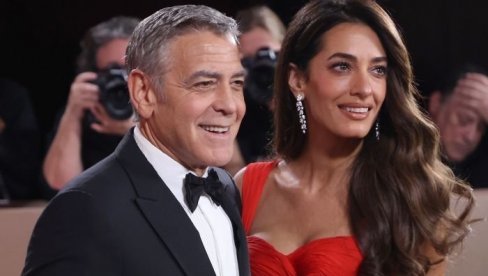 AMAL SE POSLE 11 GODINA POJAVILA NA ZLATNIM GLOBUSIMA: Obukla haljinu u vatreno crvenoj boji, glumice ostavila u drugom planu (FOTO)