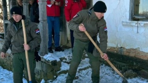PODRŠKA TAMO GDE JE NAJPOTREBNIJA: Policajci i vatrogasci udruženo pomažu građanima (FOTO)