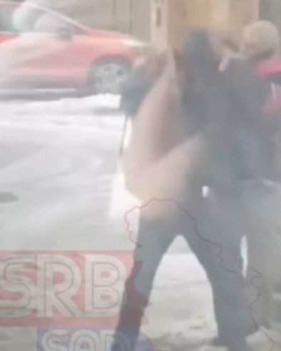 БРУТАЛНА ТУЧА НА СТАНИЦИ У БЕОГРАДУ: Мушкарци се шутирали и ударали песницама (ВИДЕО)