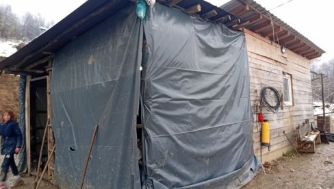 ДЕВЕТОЧЛАНА ПОРОДИЦА МИЛОРАДА И МАРИЈЕ БОЈИЋ ИЗ ЈАДРАНСКЕ ЛЕШНИЦЕ ЖИВИ У САМО ЈЕДНОЈ ПРОСТОРИЈИ ОД ДАСАКА Кућа тесна, а срце - широко