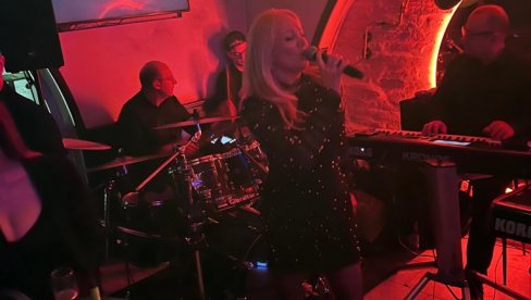 MUZIKA I PESMA DO KRAJA: Ilda Šaulić u Bačkoj Palanci uveličala doček srpske Nove godine (FOTO)