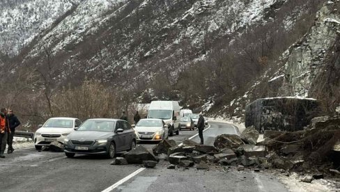 ОШТЕЋЕНА ТРИ АУТОМОБИЛА: Одрон камења на Ибарској магистрали код Маглича