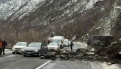 ОШТЕЋЕНА ТРИ АУТОМОБИЛА: Одрон камења на Ибарској магистрали код Маглича