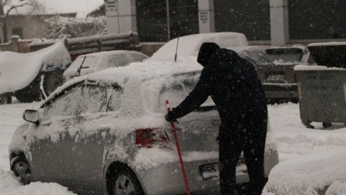 ŠTETA MOŽE BITI OZBILJNA: Ove stvari nikako ne ostavljajte u automobilu dok su napolju debeli minus i sneg