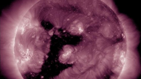 АСТРОНОМИ УПОЗОРАВАЈУ: На Сунцу се формирала велика коронална рупа