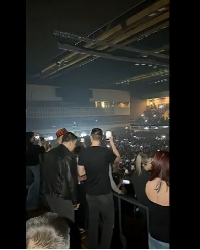 ОПЕТ УСТАШКИ ДЕРНЕК У ХРВАТСКОЈ: Томпсон распирује мржњу уз покличе ајмо, усташе (ВИДЕО)