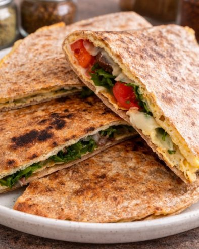 ТОРТИЉА СА ЈАЈЕТОМ, КАЧКАВАЉЕМ И ПРШУТОМ: Брз и укусан доручак