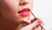 НОВА ТЕХНИКА ШМИНКАЊА ЗА ЕФЕКАТ ПУНИЈИХ УСАНА: Шта су замагљене усне - хит 2026. године (ФОТО)