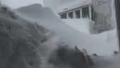 POTPUNA APOKALIPSA: Sneg u ovom delu Rusije napadao do četvrtog sprata zgrade - Sve zavejano (VIDEO)