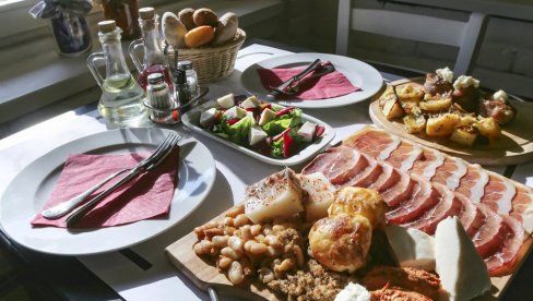 PRAVE SE NA KRSTOVDAN, A JEDU NA BOGOJAVLJENJE: Tradicionalno srpsko jelo koje se mora naći na vašoj trpezi (RECEPT)