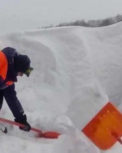 НА КАМЧАТКИ НАЈТЕЖА ЗИМА У 146 ГОДИНА: Снег потпуно оковао полуострво, у градовима нападао до 4. спрата зграда (ФОТО/ВИДЕО)