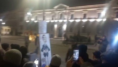SKANDALOZNI PERFORMANS BLOKADERA U ČAČKU: Gađaju jajima kartonski transparent, na kom je nacrtan predsednik Vučić (VIDEO)