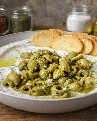 КРЕМАСТИ НАМАЗ ОД КРЕМ СИРА И МАСЛИНА: Богат, ароматичан намаз, савршен као мезе уз крекере