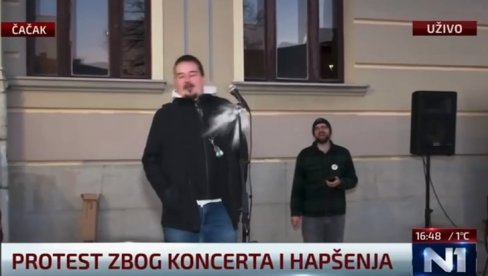 NESREĆNICI: Šačica blokadera okupila se u Čačku da se sprda sa napadom na Anu Bekutu (VIDEO)